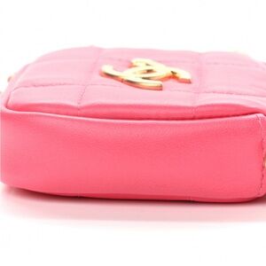 CHANEL
Lambskin Quilted Diamond Coin Purse With Chain Pink
